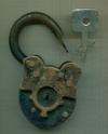 Замок навесной. Состояние рабочее. Надпись "артель Металлистъ. г. Павлов. Метартельсоюз-1841 г."
Ключ новодельный